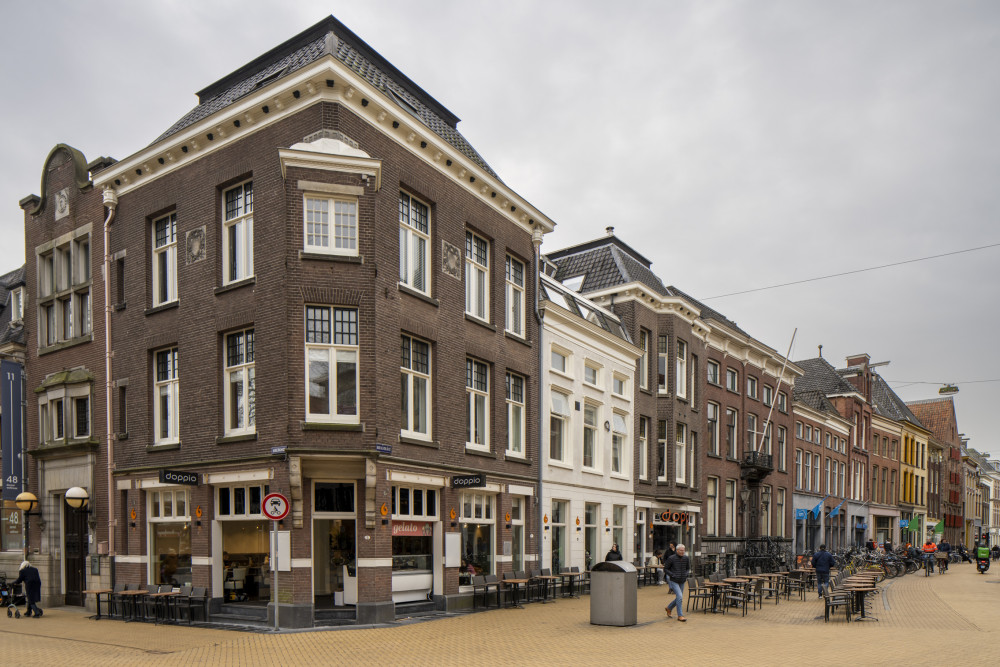 Winkel met bovenwoningen